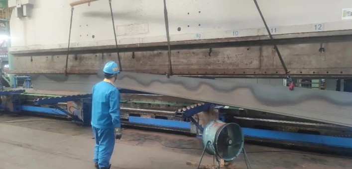 304永利集团湖北加工中心突破极限解决超长件折弯难题，，，，，，配套汽车造作企业