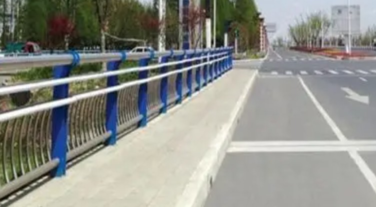 完玉成系列碰撞试验，，，，，，山西省颁布《公路不锈钢护栏利用技术规程》处所尺度