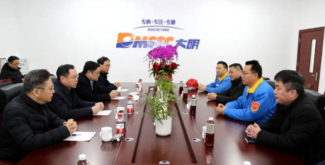 江阴市副市长、靖江市委常委、江阴-靖江工业园区党委书记尹志华一行来访304永利集团沉工慰问互换